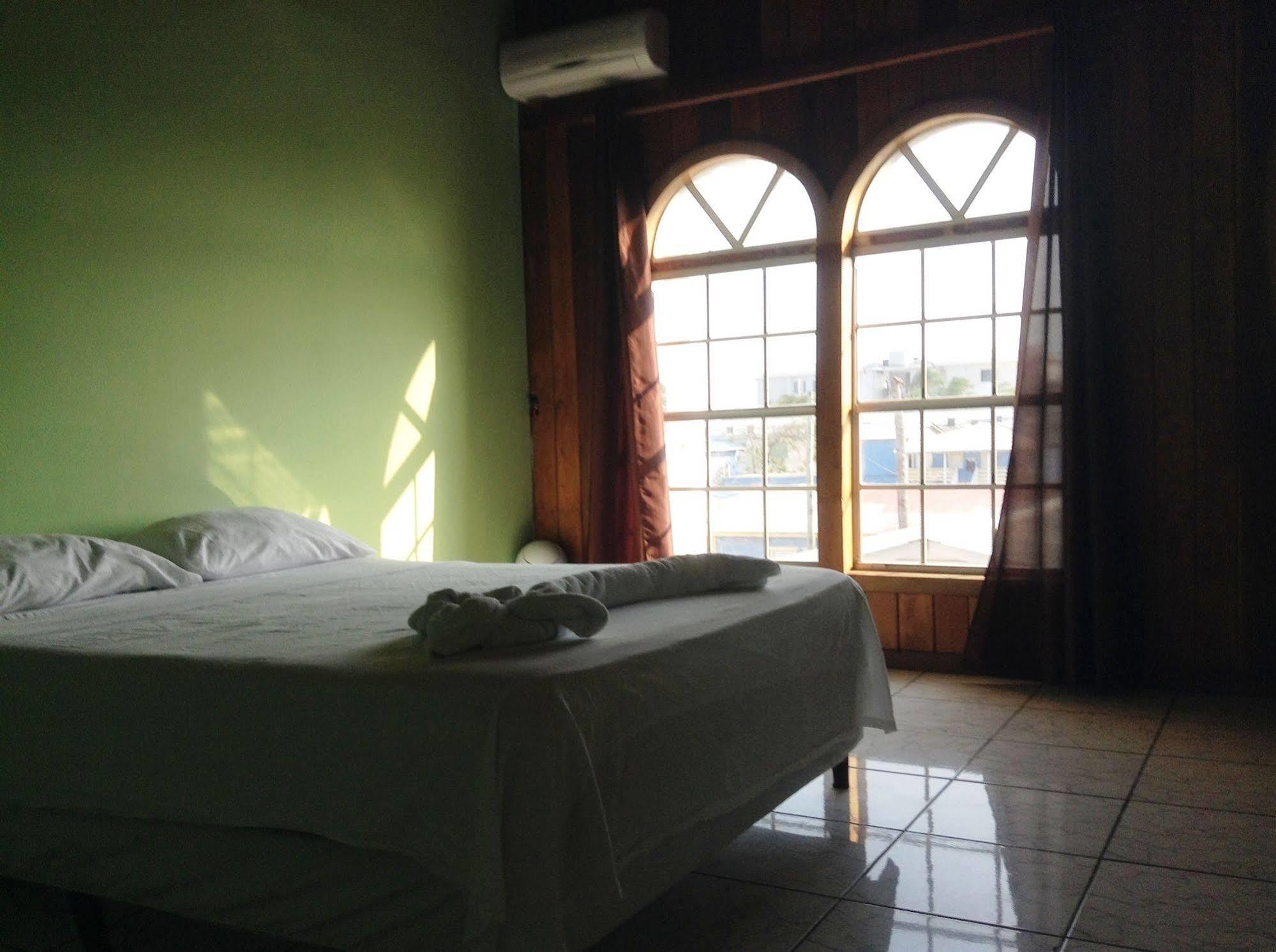 Amelia Guest House San Pedro  Ngoại thất bức ảnh