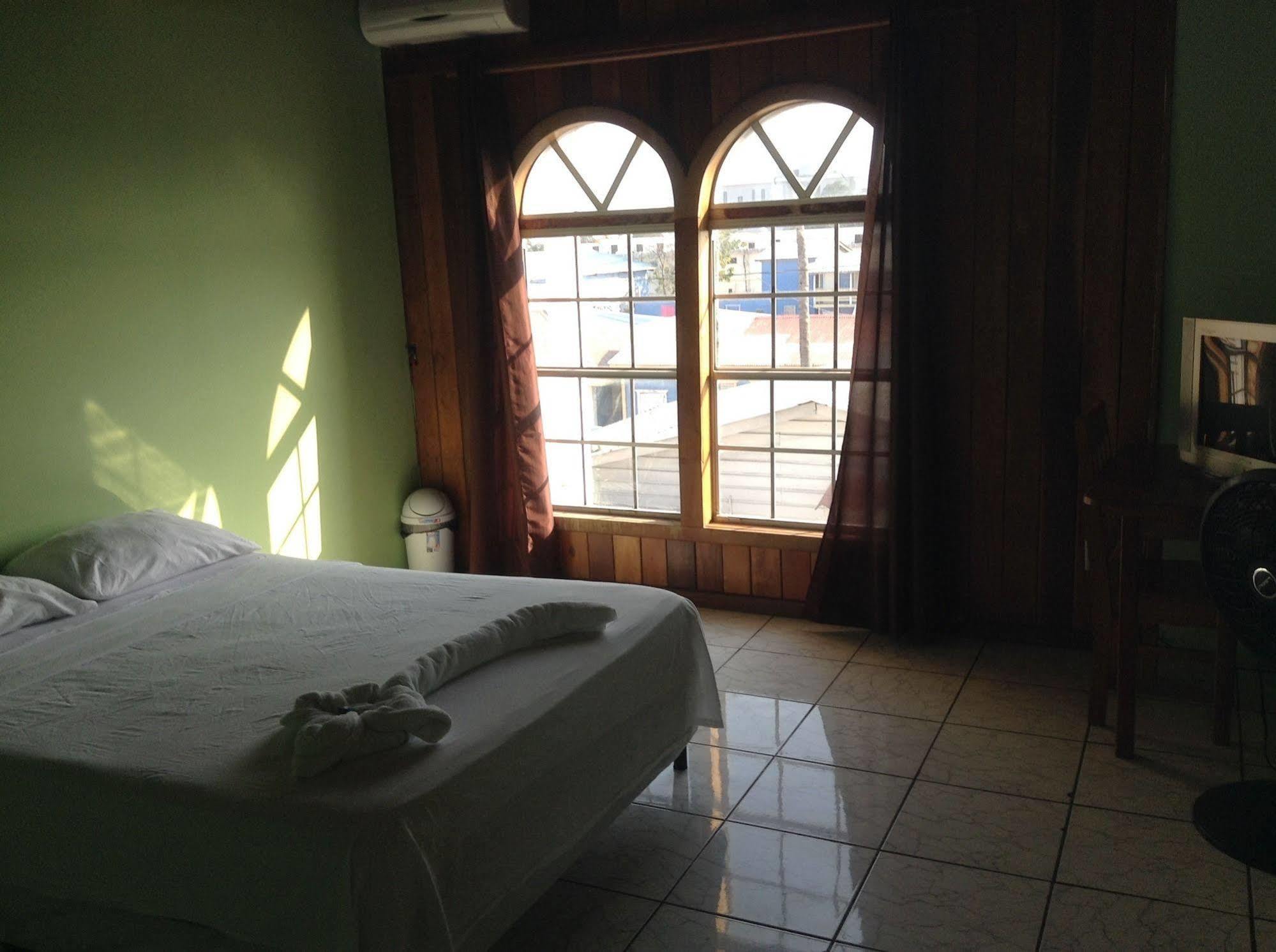 Amelia Guest House San Pedro  Ngoại thất bức ảnh